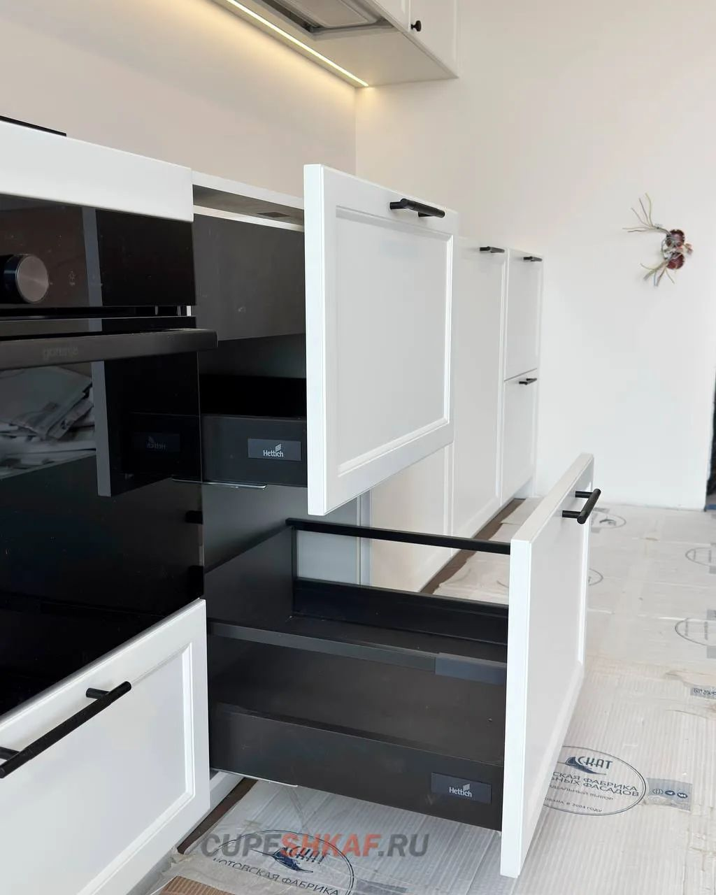 Ящики Hettich Atira антрацит за рамочными фасадами кухни