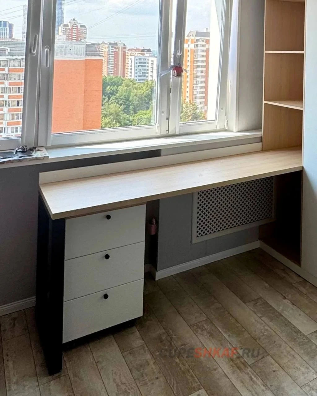 Стол у окна с тумбой и чёрной опорой Loft