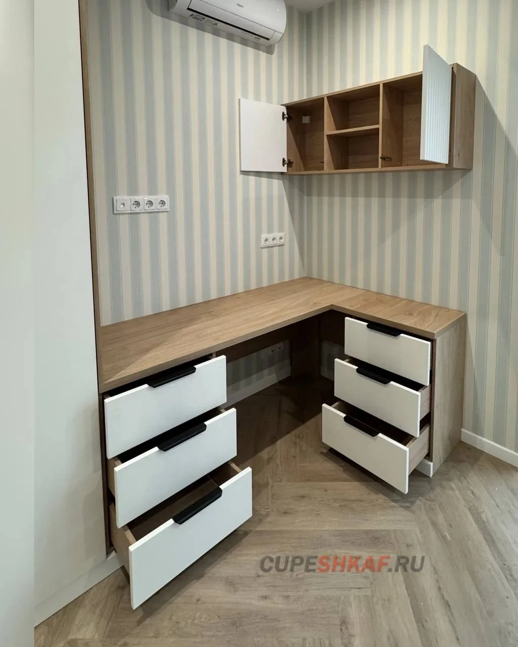 Выдвижные ящики рабочего стола и открытый навесной модуль
