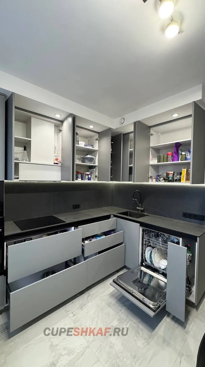 Открытые шкафы, ящики Hettich и выдвижная сушилка кухни Grisea