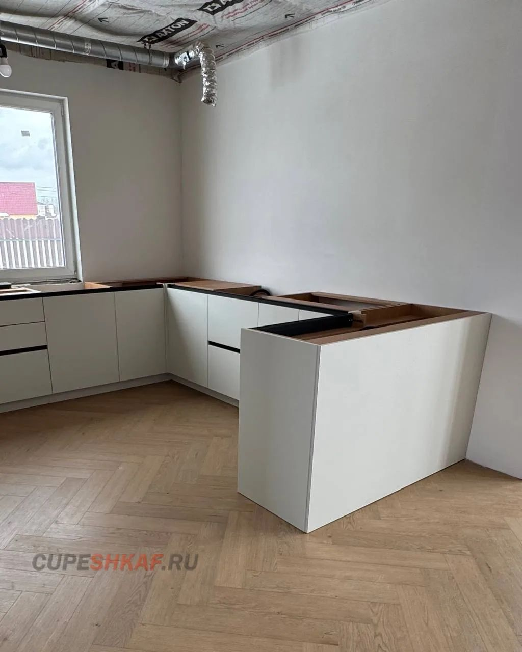 Полуостров П-образной кухни с матовыми фасадами Больсена