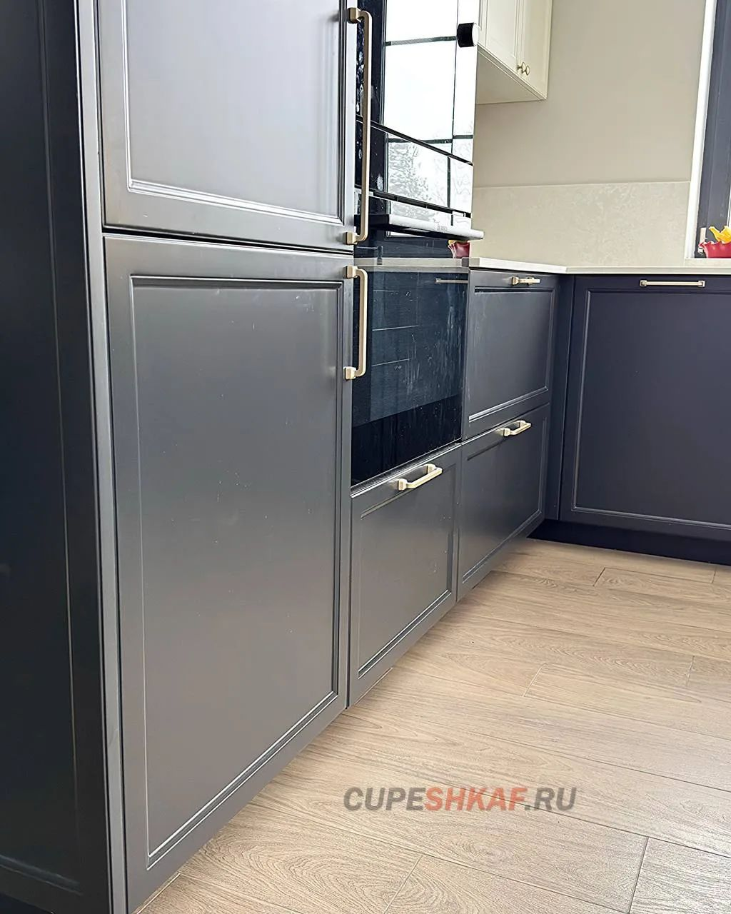Рамочные фасады и ручки рядом со встроенной духовкой