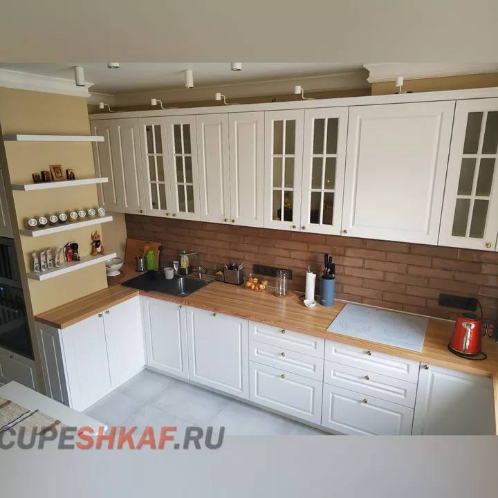 Большая белая кухня