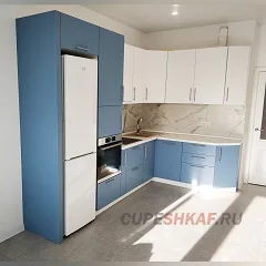 Угловая кухня с пластиковыми фасадами