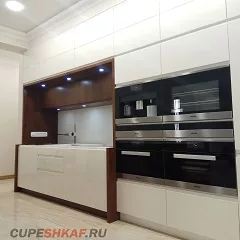 Большая кухня с островом