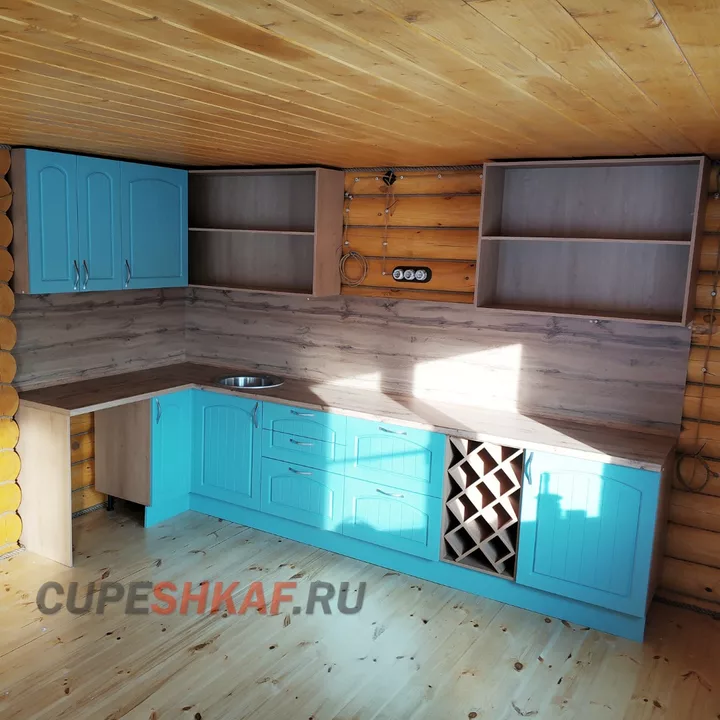 Кухня с бирюзовыми фасадами