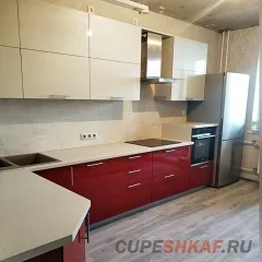 Яркая угловая кухня