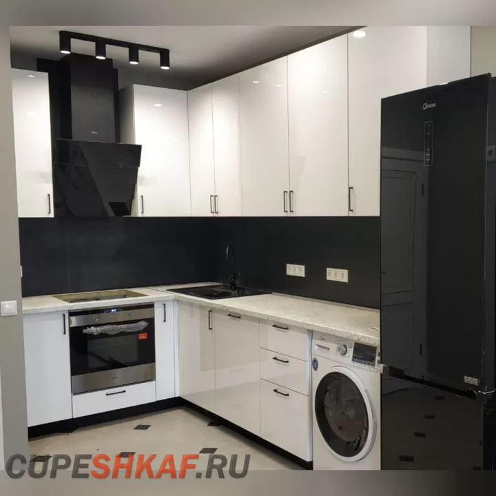 Кухня с белыми фасадами глянец