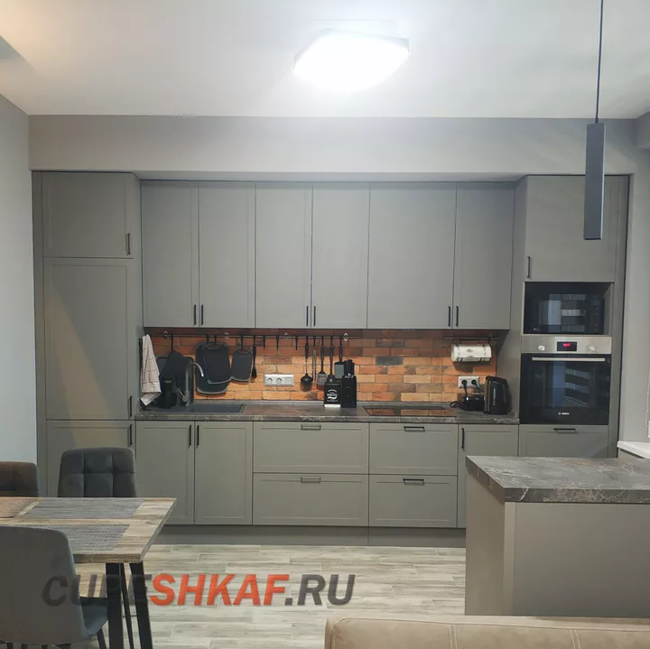 Кухня с фрезерованными крашенными фасадами