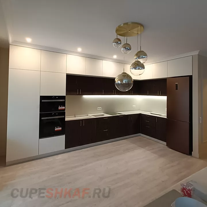 Большая угловая кухня с шпонированными фасадами