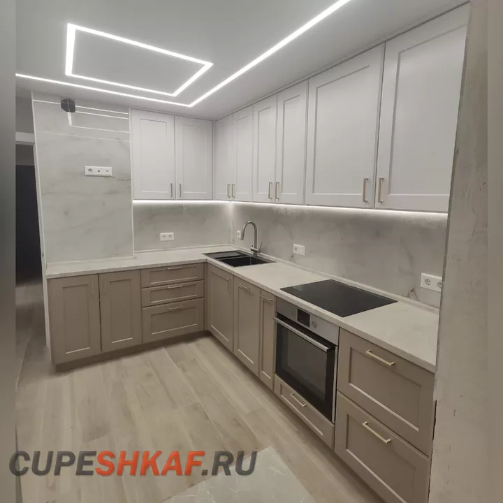 Угловая кухня с крашенными фасадами