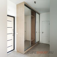 Шкаф-купе с зеркальными дверьми в коридор